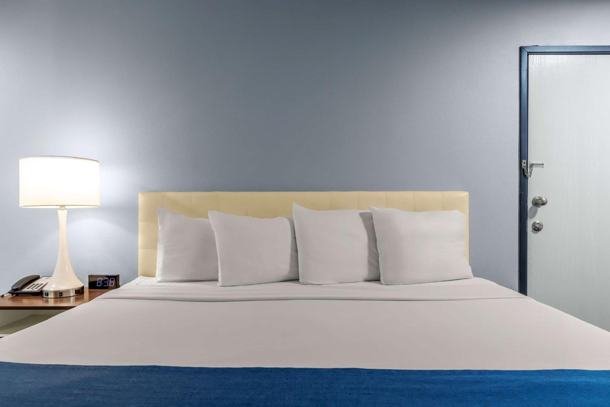 ฮาวเวิร์ด จอห์นสัน บาย วินด์แฮม แฟล็กสตาฟ I-40 อีสต์ ลัคกี้เลน Hotel แฟลกสตาฟ ภายนอก รูปภาพ